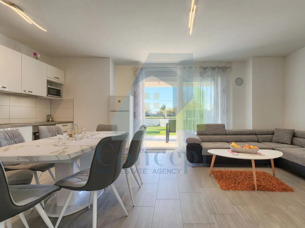 Poreč, okolica, Hiša s bazenom v mirni naselji 5 km od morja