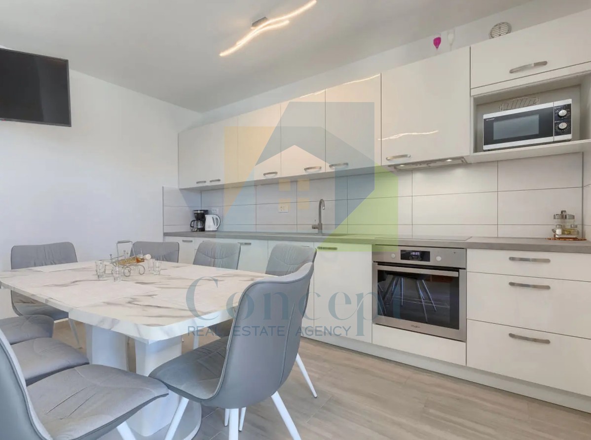 Poreč, okolica, Hiša s bazenom v mirni naselji 5 km od morja