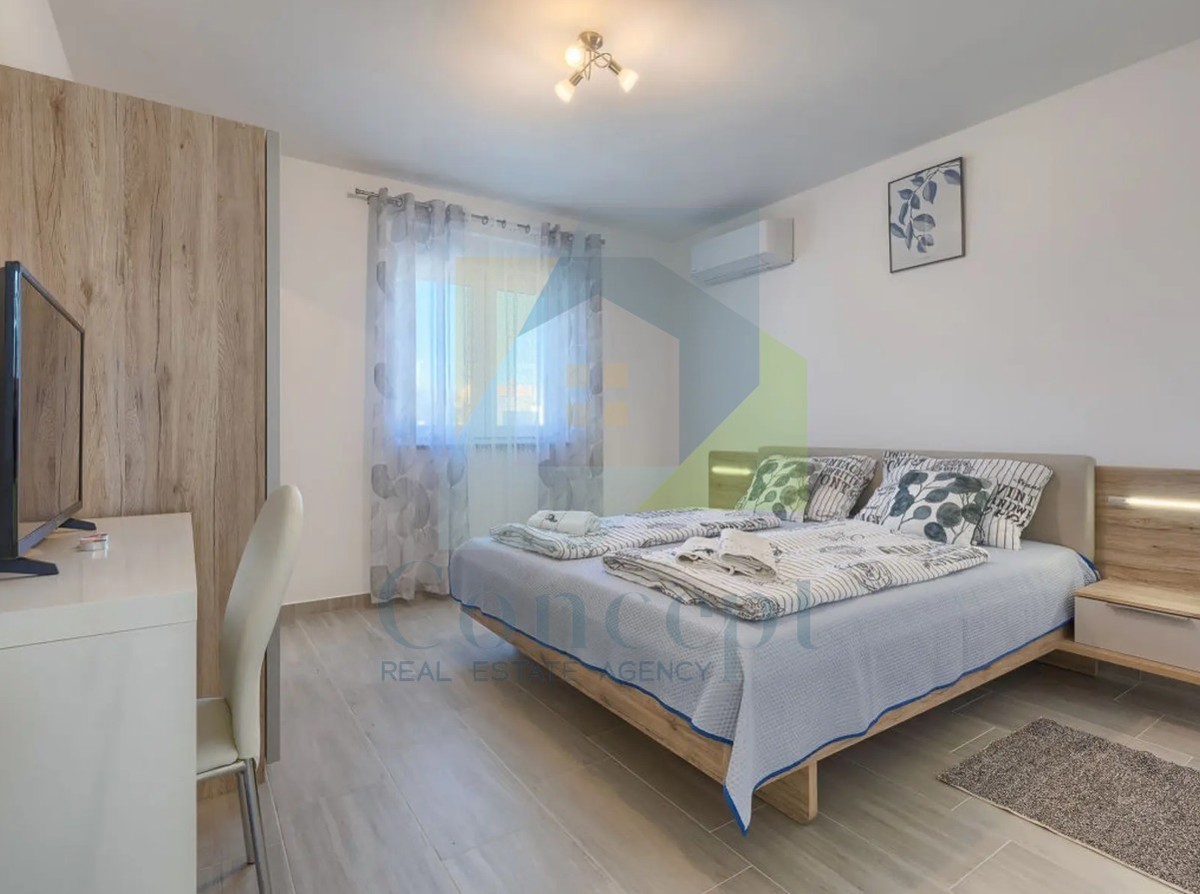 Poreč, okolica, Hiša s bazenom v mirni naselji 5 km od morja