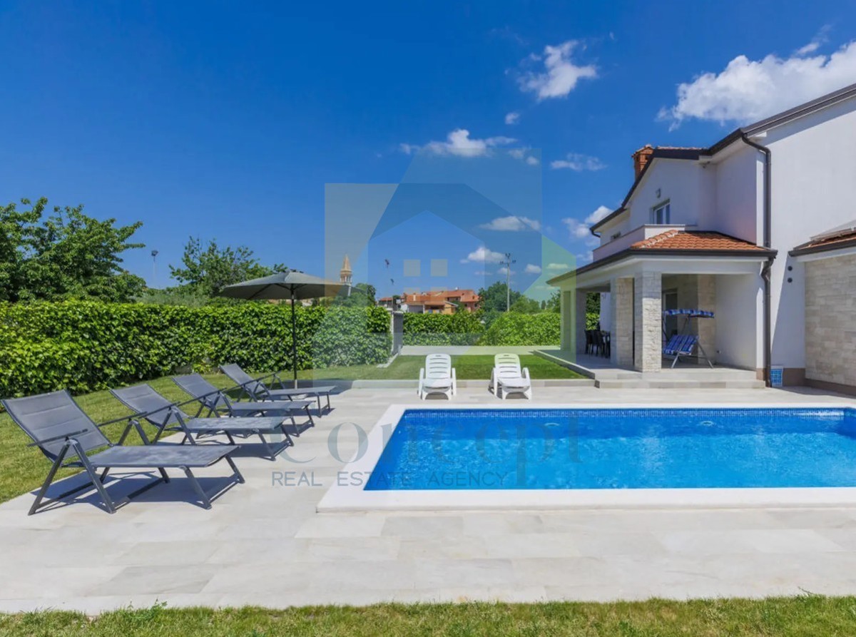 Poreč, okolica, Hiša s bazenom v mirni naselji 5 km od morja