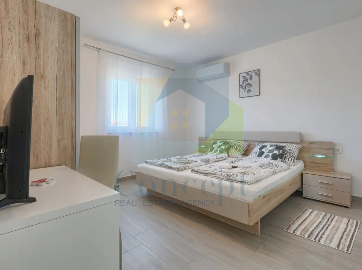 Poreč, okolica, Hiša s bazenom v mirni naselji 5 km od morja