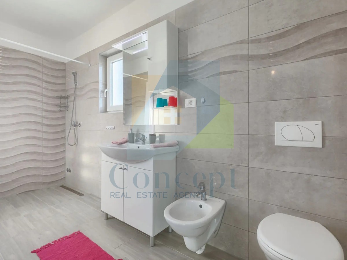 Poreč, okolica, Hiša s bazenom v mirni naselji 5 km od morja