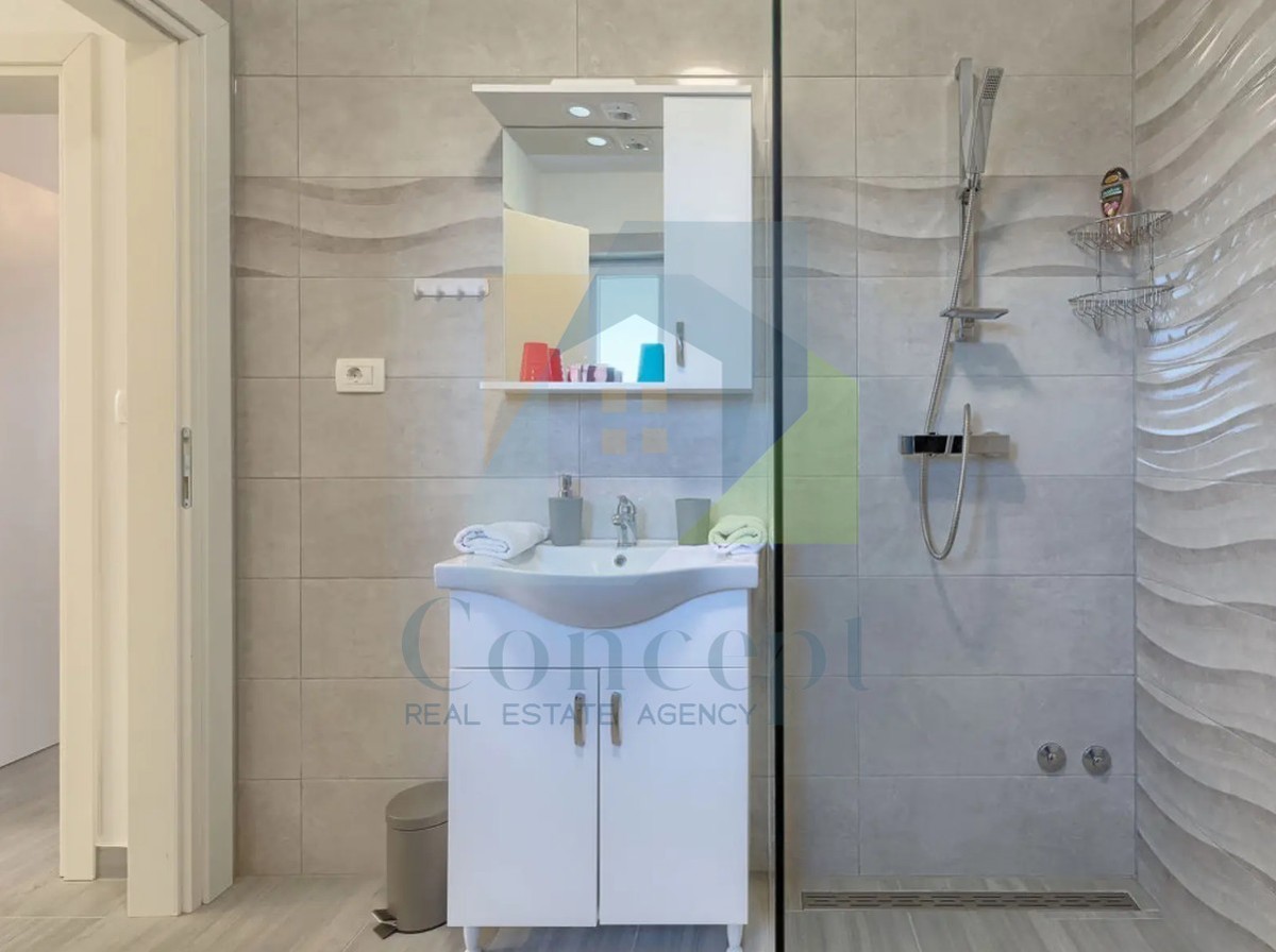 Poreč, okolica, Hiša s bazenom v mirni naselji 5 km od morja