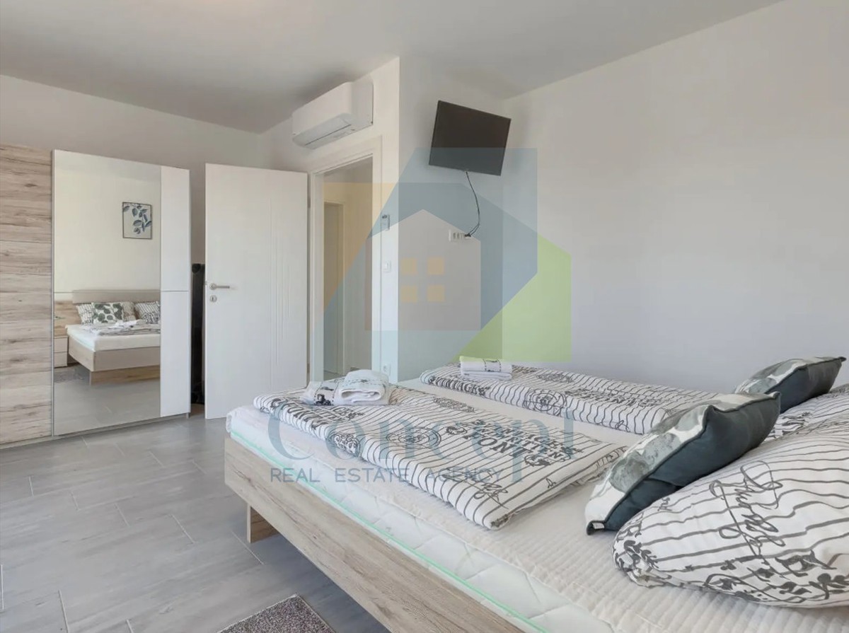 Poreč, okolica, Hiša s bazenom v mirni naselji 5 km od morja