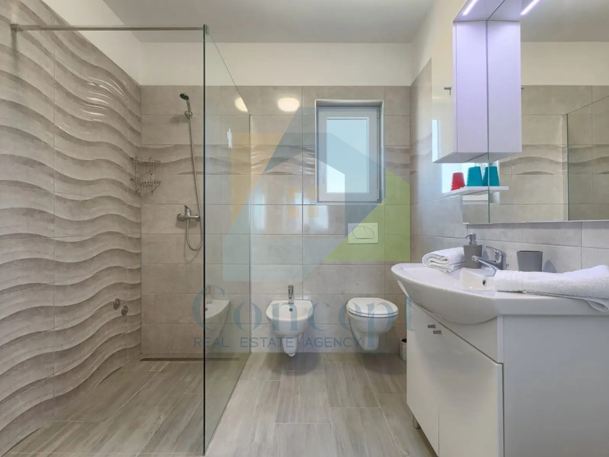 Poreč, okolica, Hiša s bazenom v mirni naselji 5 km od morja