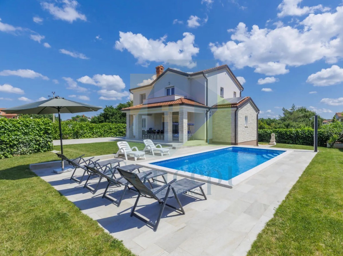 Poreč, okolica, Hiša s bazenom v mirni naselji 5 km od morja