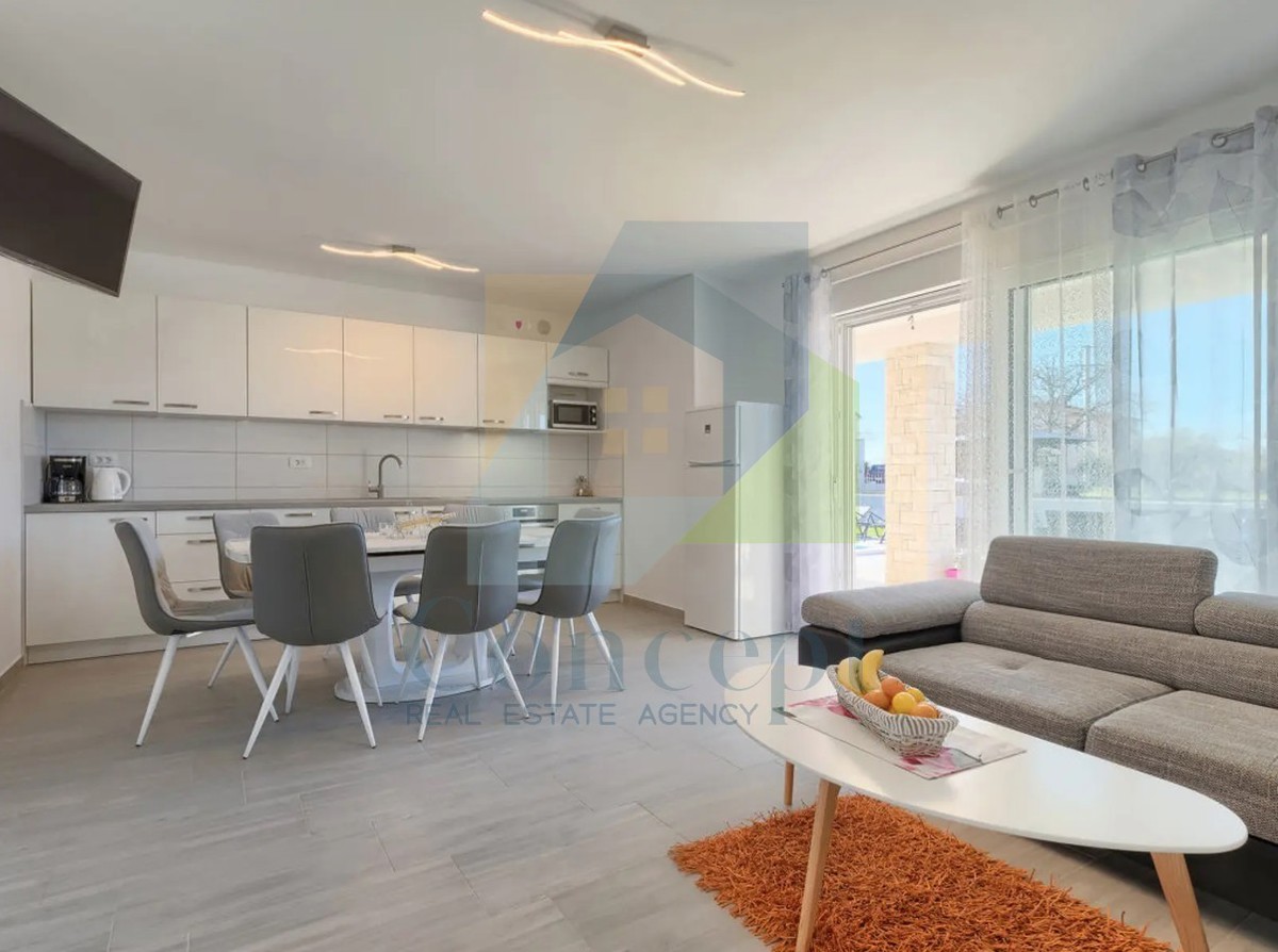 Poreč, okolica, Hiša s bazenom v mirni naselji 5 km od morja