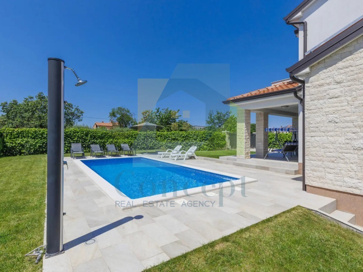 Poreč, okolica, Hiša s bazenom v mirni naselji 5 km od morja