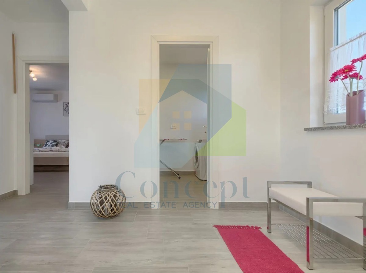 Poreč, okolica, Hiša s bazenom v mirni naselji 5 km od morja