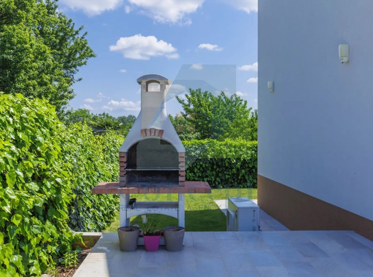 Poreč, okolica, Hiša s bazenom v mirni naselji 5 km od morja