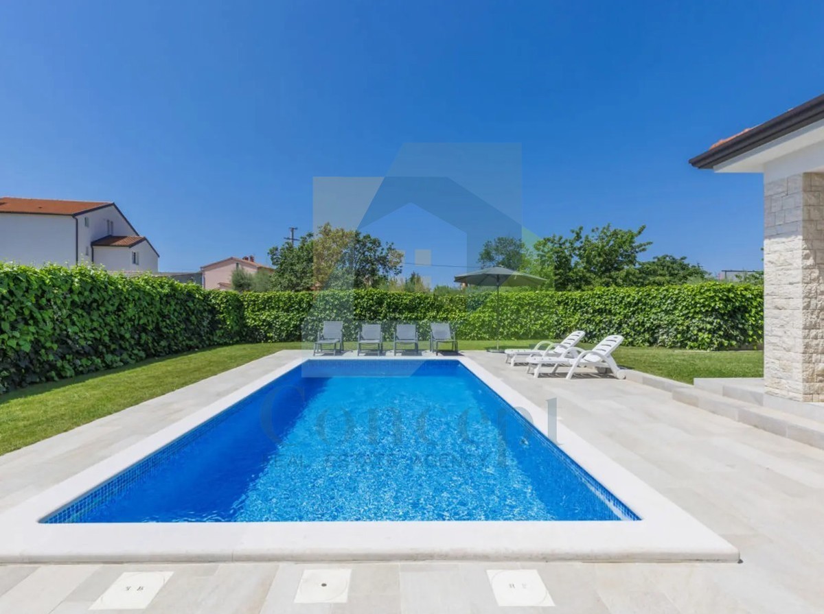 Poreč, okolica, Hiša s bazenom v mirni naselji 5 km od morja