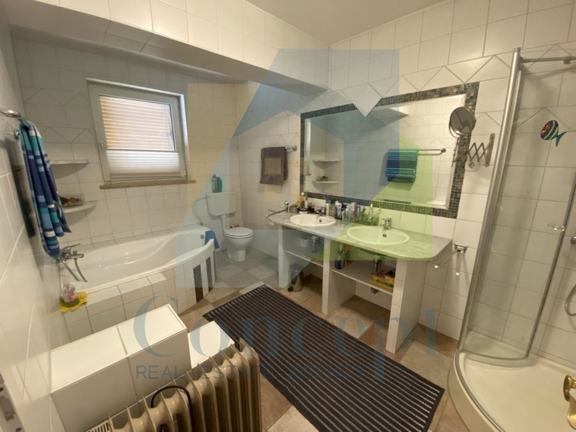 Poreč, Vrsar, okolica, Samostoječa hiša s 4 stanovanjske enote in pogledom na morje, 5 km od morja