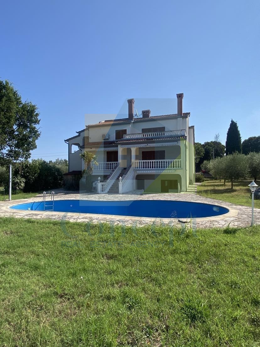 Poreč, Vrsar, okolica, Samostoječa hiša s 4 stanovanjske enote in pogledom na morje, 5 km od morja