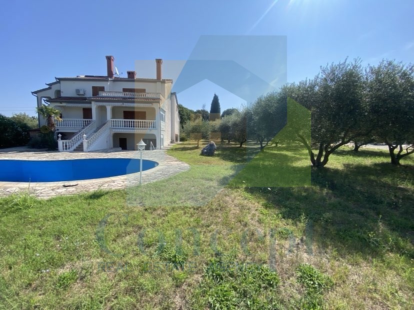 Poreč, Vrsar, okolica, Samostoječa hiša s 4 stanovanjske enote in pogledom na morje, 5 km od morja