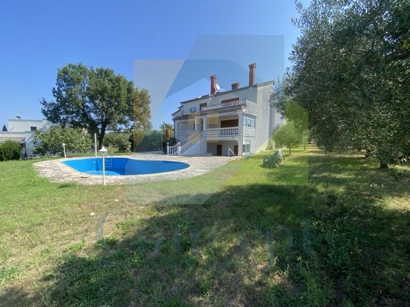 Poreč, Vrsar, okolica, Samostoječa hiša s 4 stanovanjske enote in pogledom na morje, 5 km od morja