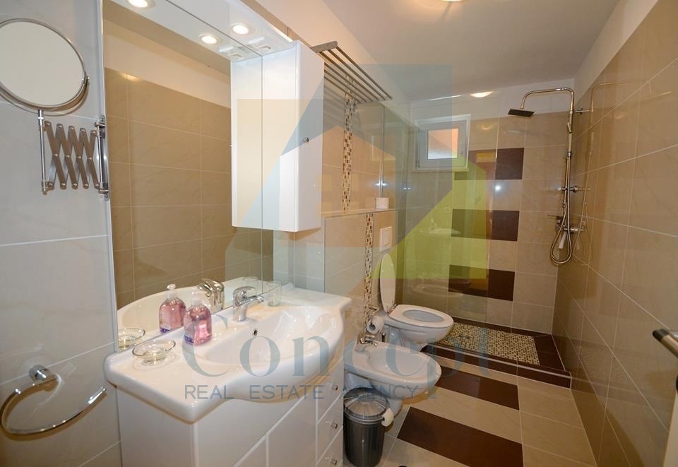 Poreč, okolica, Impozantna hiša s 4 stanovanjske enote, 11 km od morja