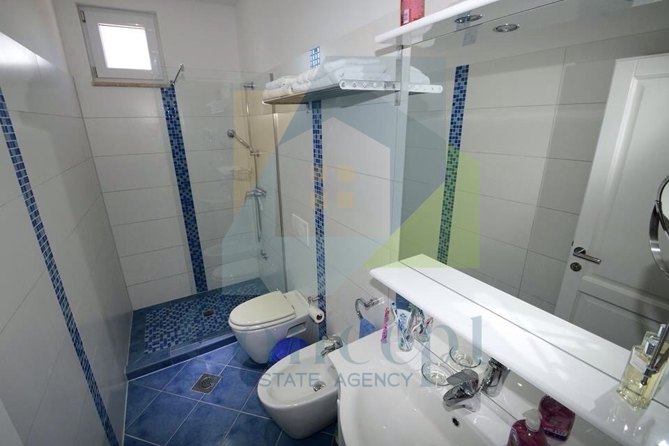 Poreč, okolica, Impozantna hiša s 4 stanovanjske enote, 11 km od morja