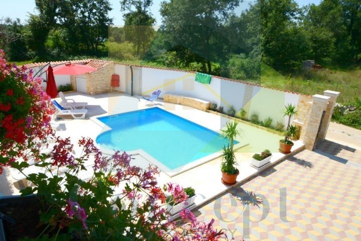 Poreč, okolica, Impozantna hiša s 4 stanovanjske enote, 11 km od morja