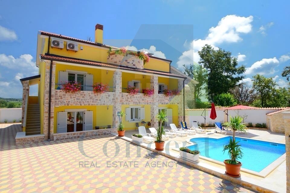 Poreč, okolica, Impozantna hiša s 4 stanovanjske enote, 11 km od morja