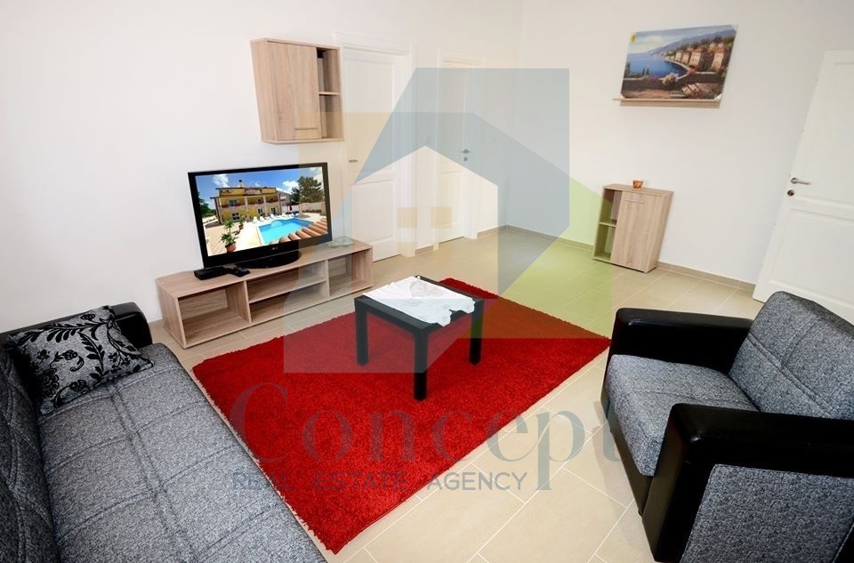 Poreč, okolica, Impozantna hiša s 4 stanovanjske enote, 11 km od morja