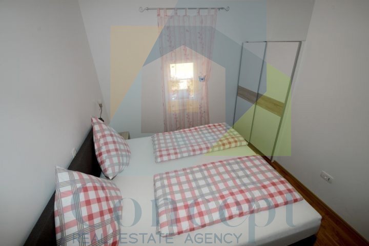 Poreč, okolica, Impozantna hiša s 4 stanovanjske enote, 11 km od morja