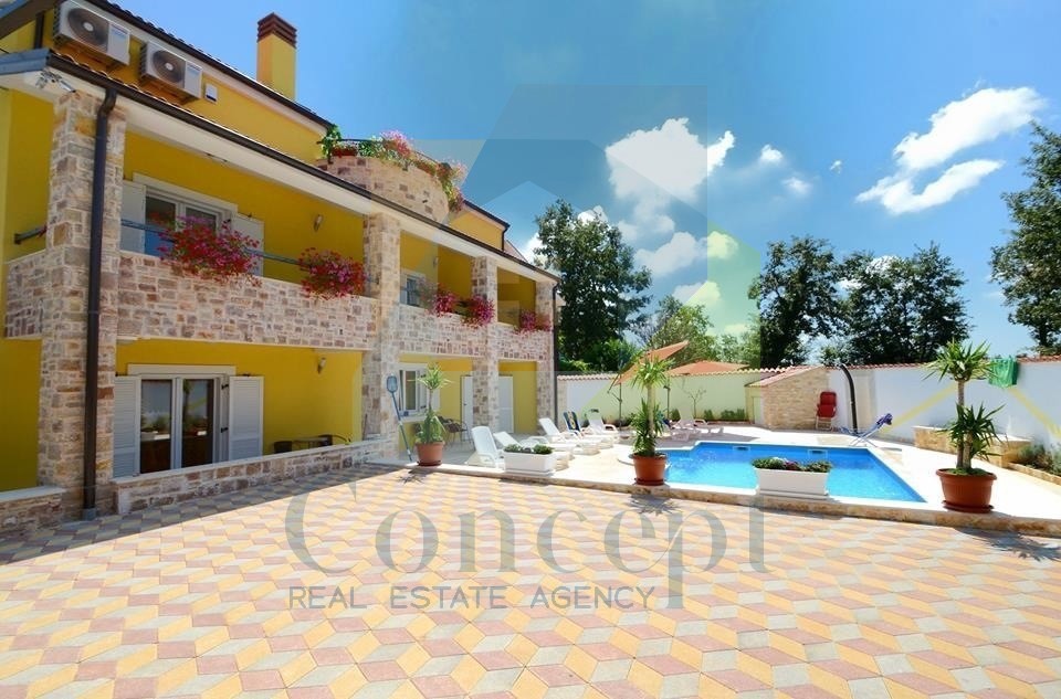 Poreč, okolica, Impozantna hiša s 4 stanovanjske enote, 11 km od morja