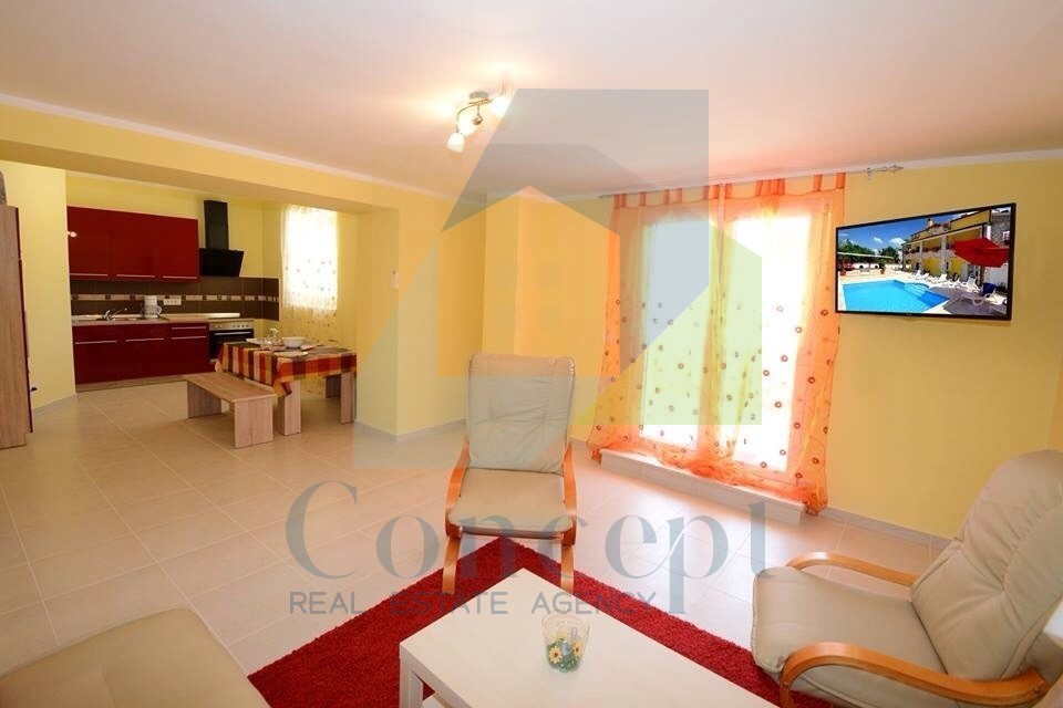 Poreč, okolica, Impozantna hiša s 4 stanovanjske enote, 11 km od morja