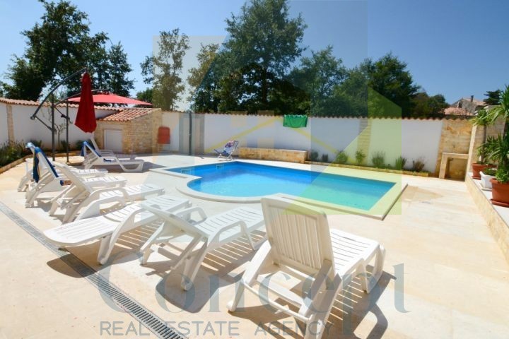 Poreč, okolica, Impozantna hiša s 4 stanovanjske enote, 11 km od morja