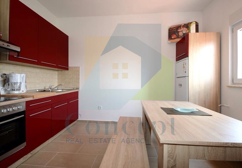 Poreč, okolica, Impozantna hiša s 4 stanovanjske enote, 11 km od morja