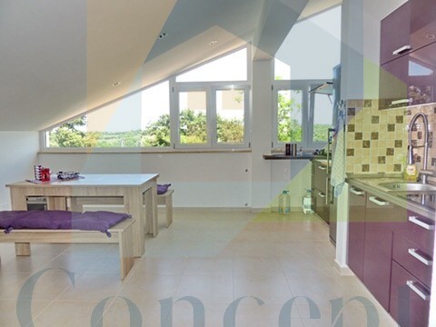 Poreč, okolica, Impozantna hiša s 4 stanovanjske enote, 11 km od morja