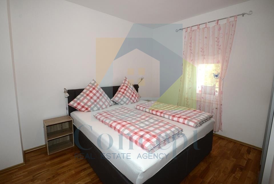 Poreč, okolica, Impozantna hiša s 4 stanovanjske enote, 11 km od morja