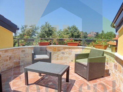 Poreč, okolica, Impozantna hiša s 4 stanovanjske enote, 11 km od morja