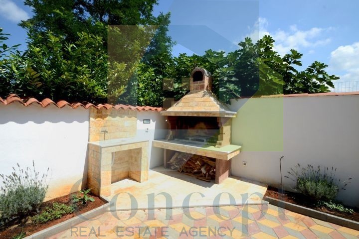 Poreč, okolica, Impozantna hiša s 4 stanovanjske enote, 11 km od morja