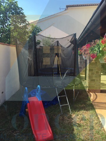 Poreč, okolica, Impozantna hiša s 4 stanovanjske enote, 11 km od morja