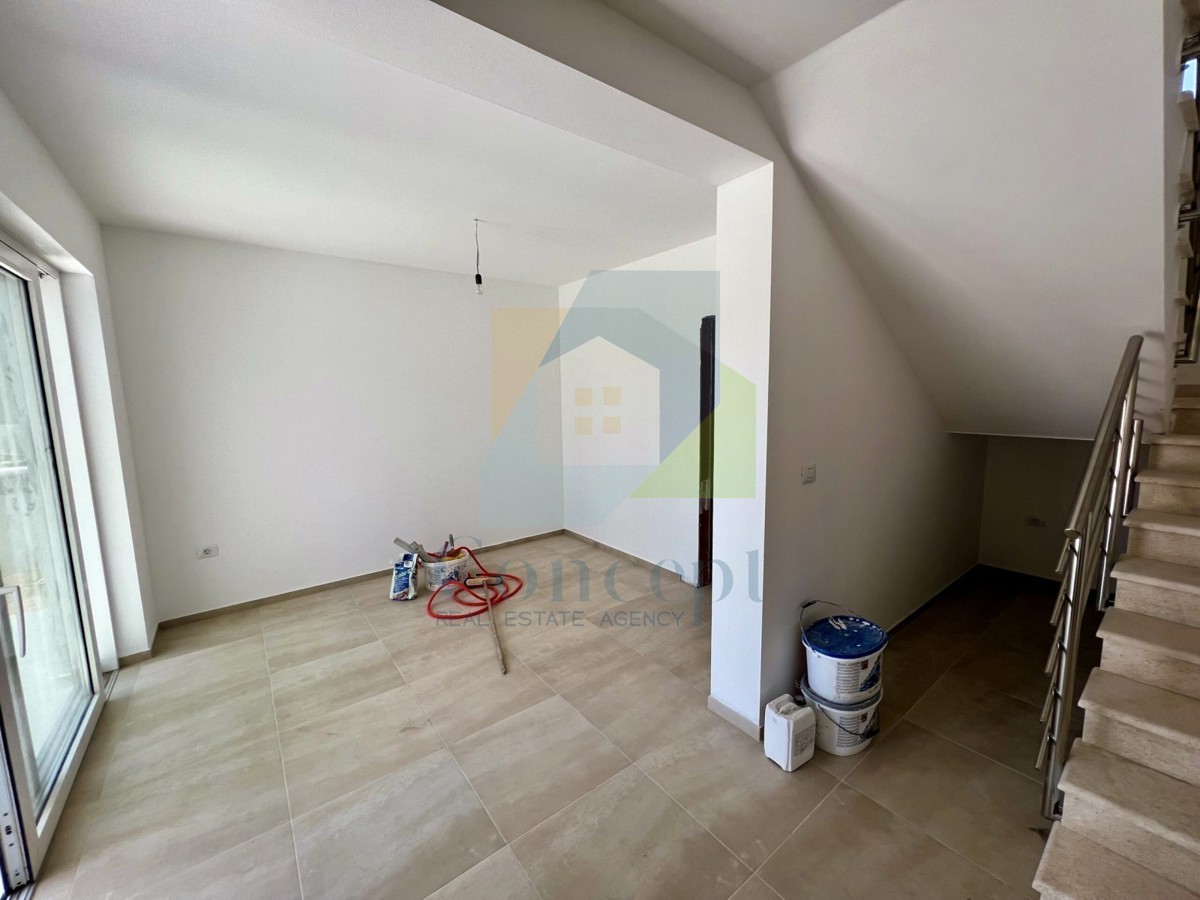 Svetvinčenat, okolica, Moderna hiša s bazenom na mirni lokaciji