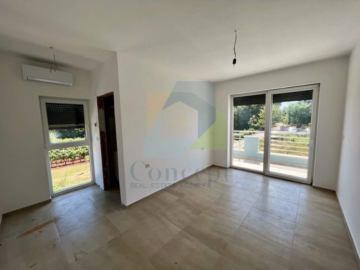 Svetvinčenat, okolica, Moderna hiša s bazenom na mirni lokaciji