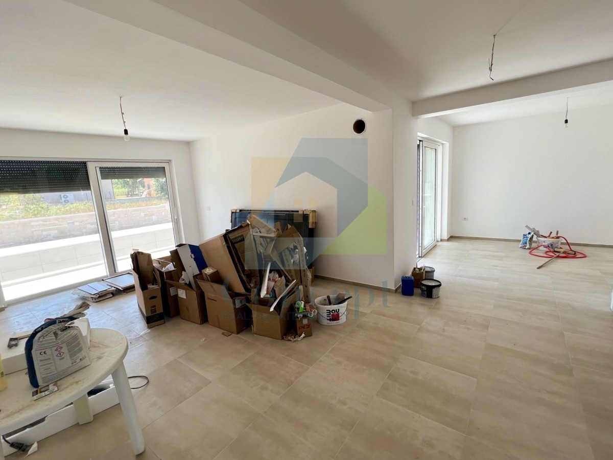 Svetvinčenat, okolica, Moderna hiša s bazenom na mirni lokaciji