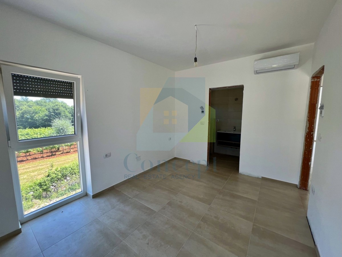 Svetvinčenat, okolica, Moderna hiša s bazenom na mirni lokaciji