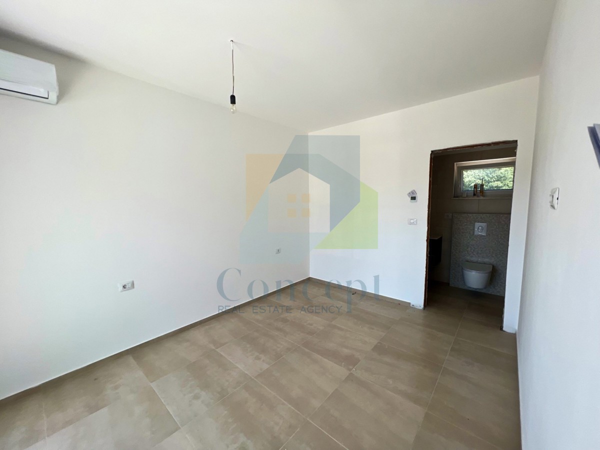 Svetvinčenat, okolica, Moderna hiša s bazenom na mirni lokaciji