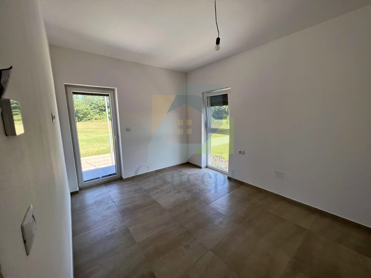 Svetvinčenat, okolica, Moderna hiša s bazenom na mirni lokaciji