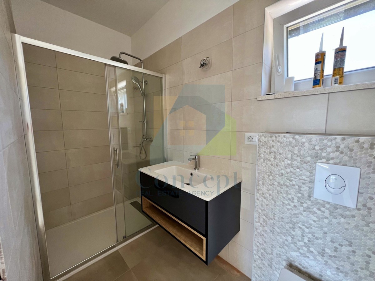 Svetvinčenat, okolica, Moderna hiša s bazenom na mirni lokaciji