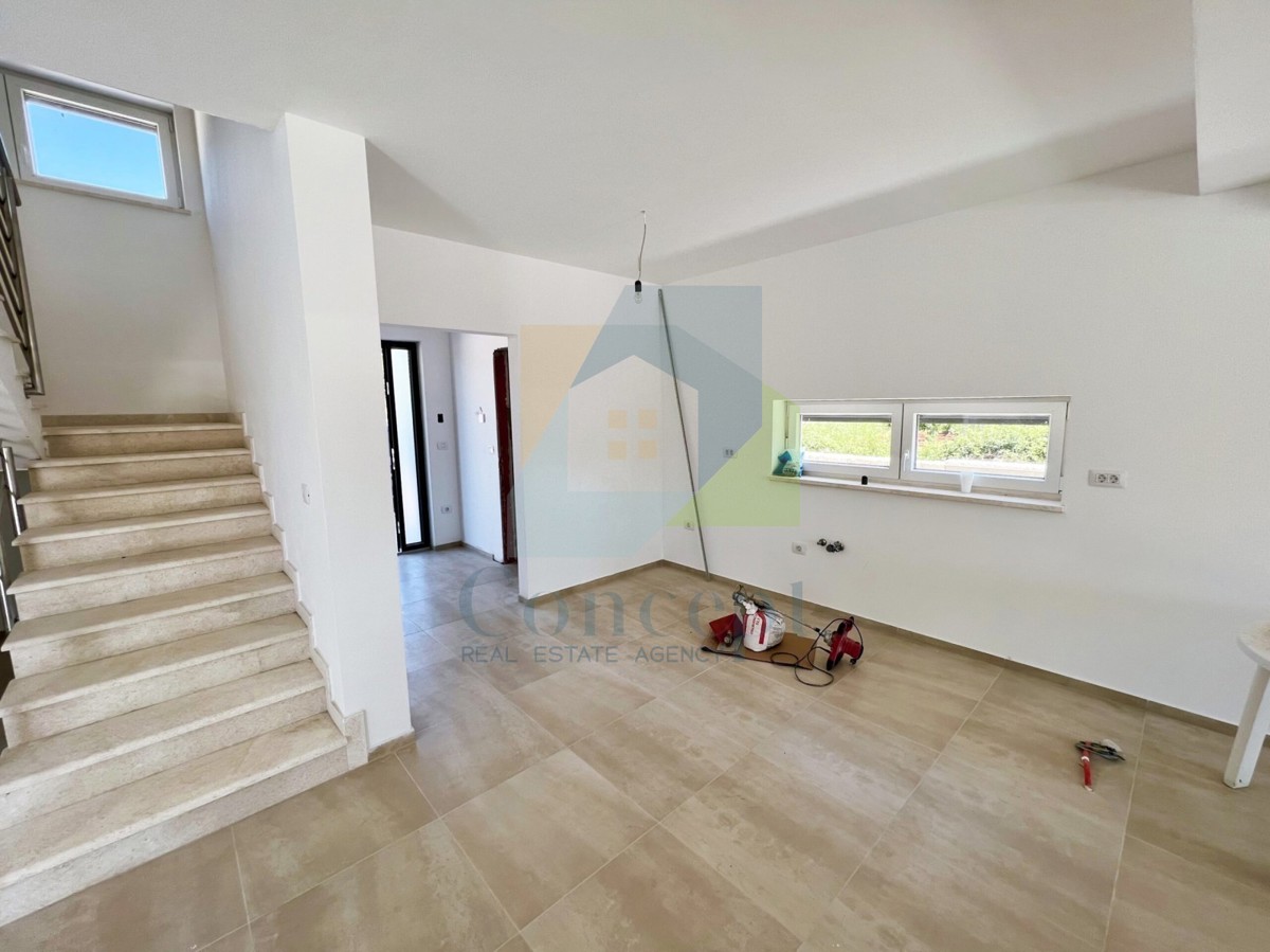 Svetvinčenat, okolica, Moderna hiša s bazenom na mirni lokaciji