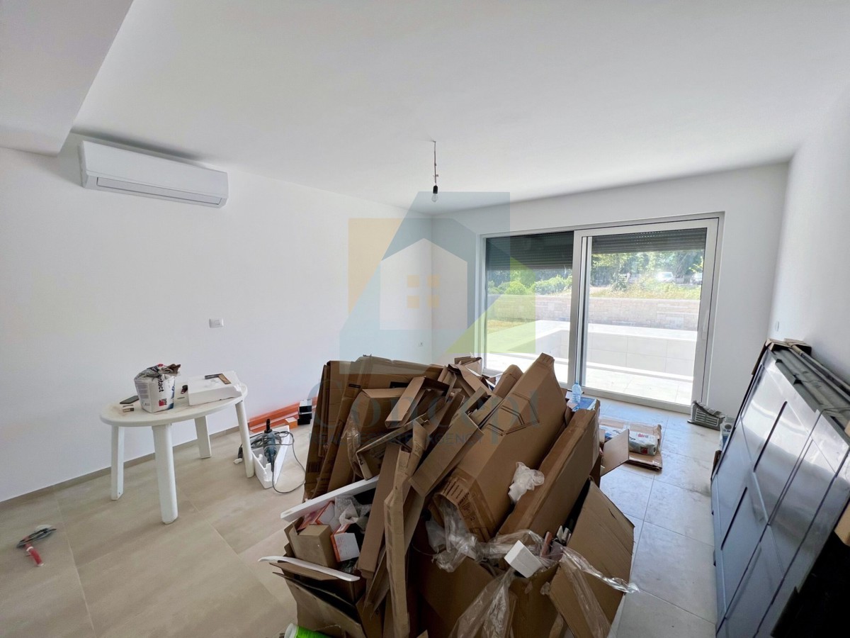 Svetvinčenat, okolica, Moderna hiša s bazenom na mirni lokaciji