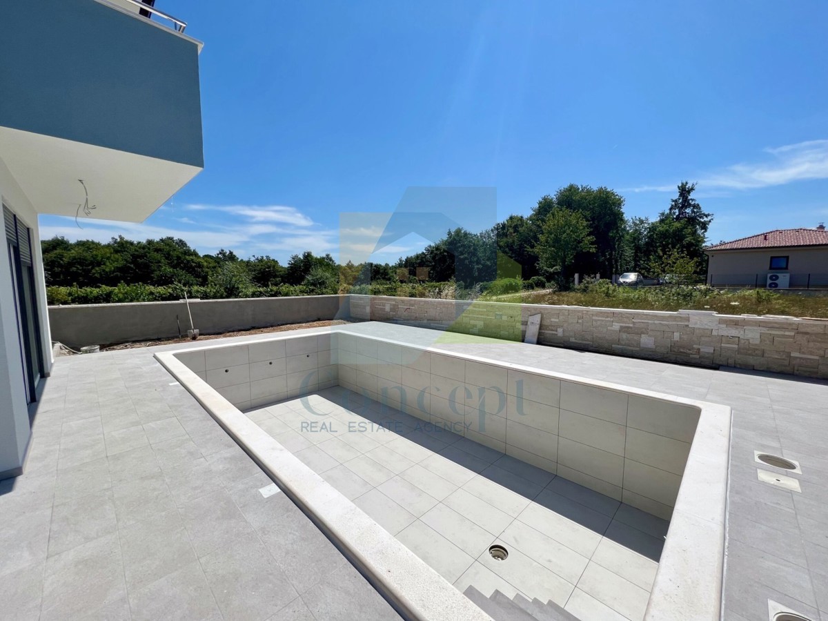 Svetvinčenat, okolica, Moderna hiša s bazenom na mirni lokaciji