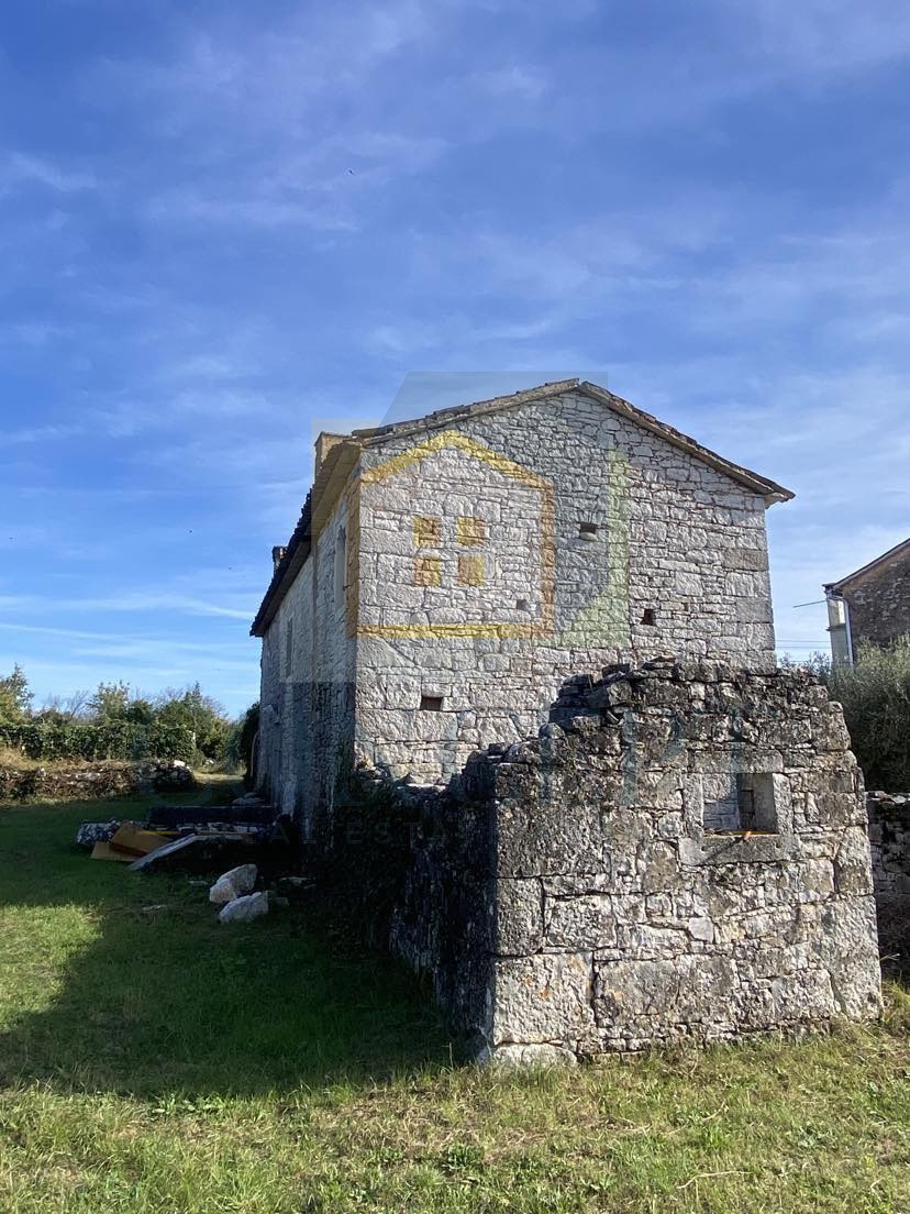 Poreč, okolica, Samostoječa starina za prenovo z veliko parcelo, 13 km od morja