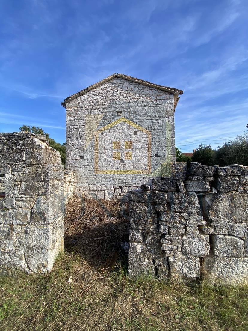 Poreč, okolica, Samostoječa starina za prenovo z veliko parcelo, 13 km od morja