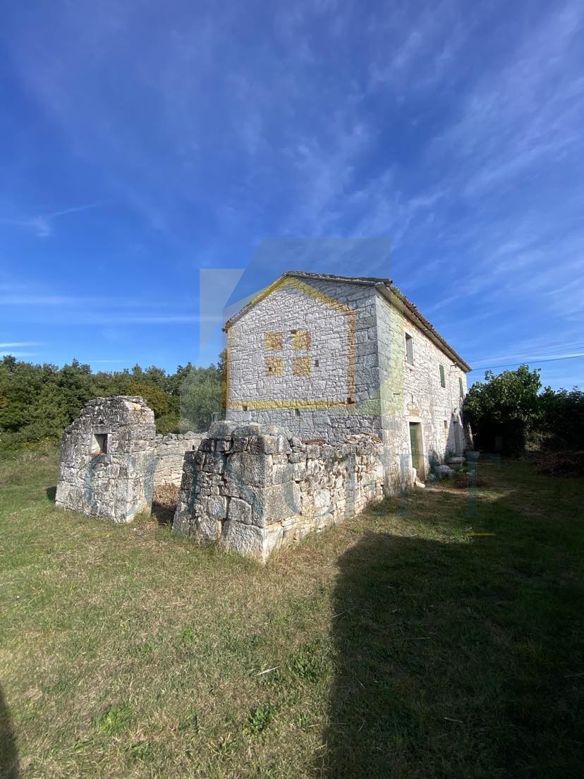 Poreč, okolica, Samostoječa starina za prenovo z veliko parcelo, 13 km od morja