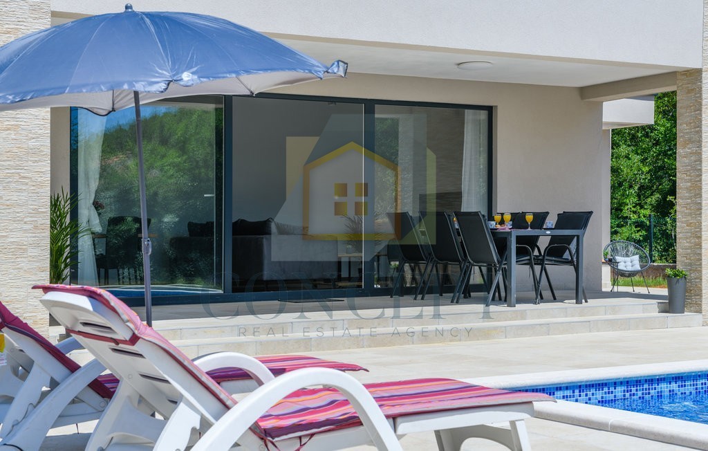 Labin, okolica, Prizemna hiša s bazenom in veliko dvorišče, 3,5 km od morja