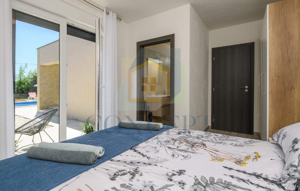 Labin, okolica, Prizemna hiša s bazenom in veliko dvorišče, 3,5 km od morja