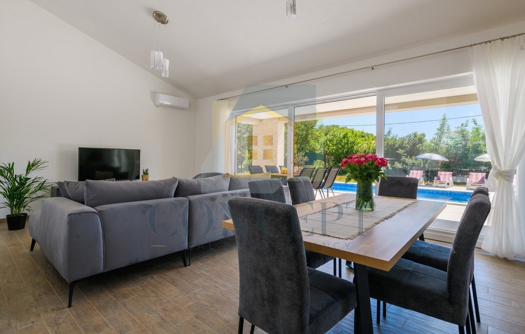 Labin, okolica, Prizemna hiša s bazenom in veliko dvorišče, 3,5 km od morja